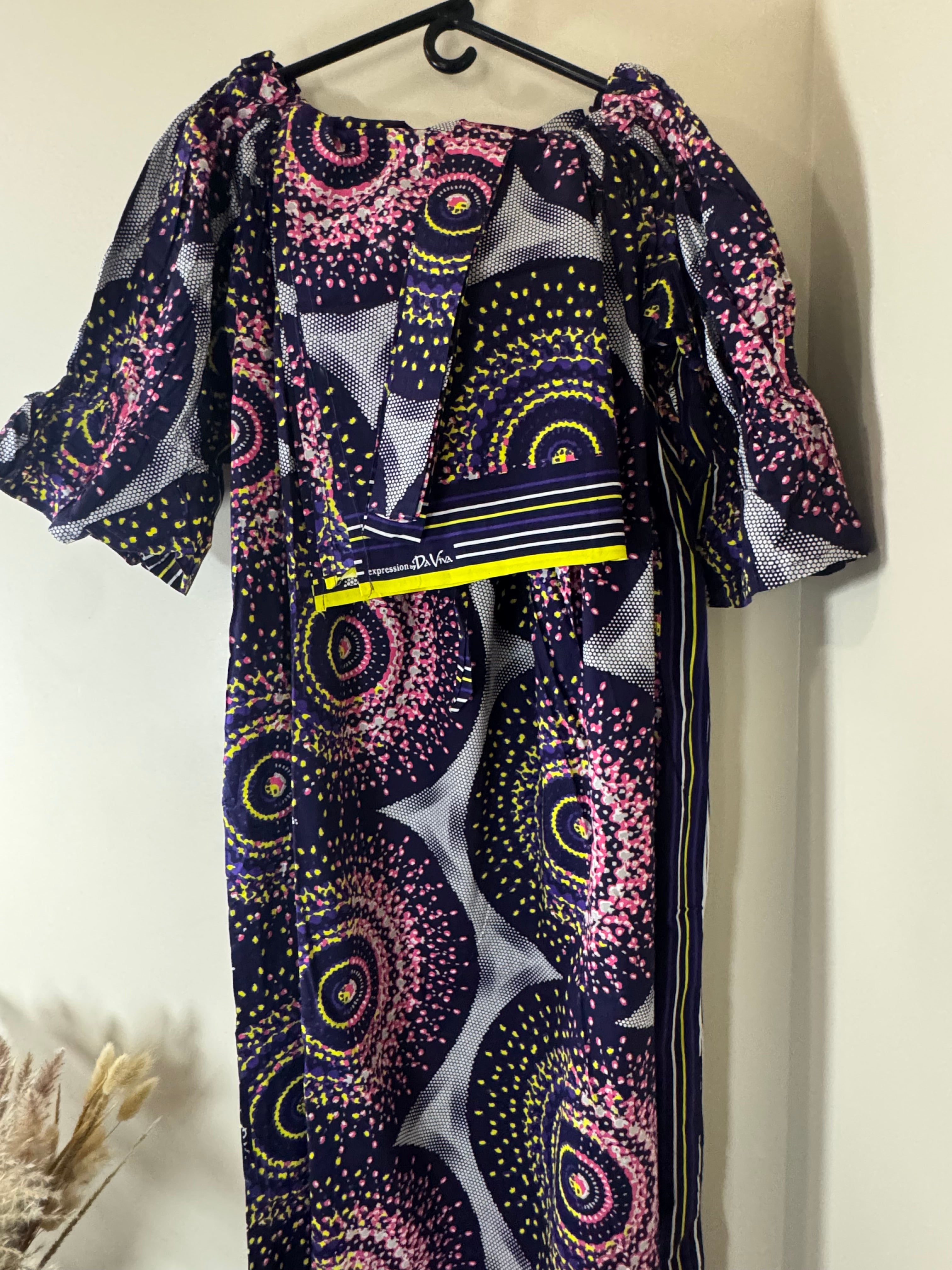 African Print Dress Women’s Fashion. Long Dress with belt and Scarf. 3 Piece sets.
Size: Fits. XL, XXL