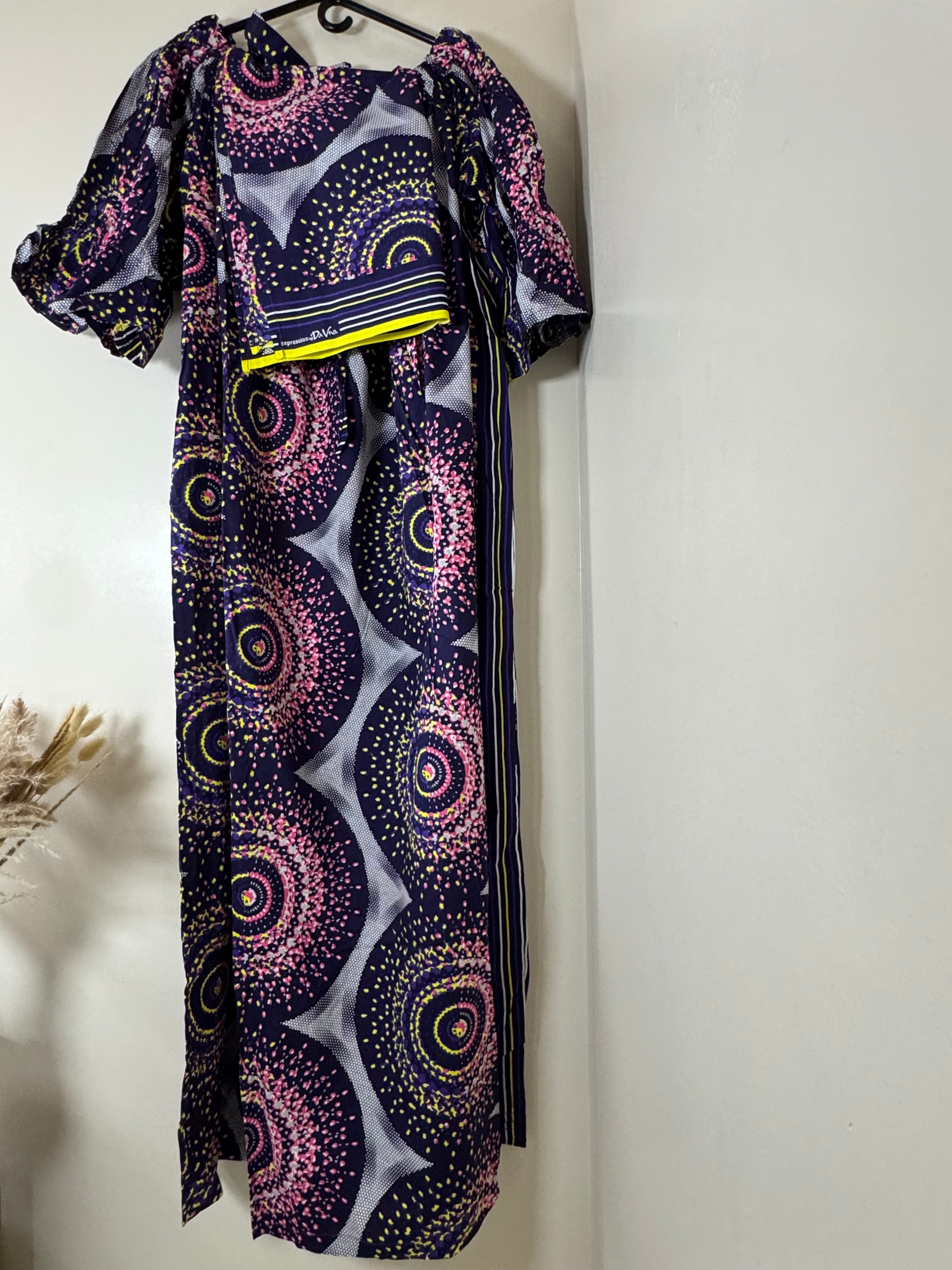 African Print Dress Women’s Fashion. Long Dress with belt and Scarf. 3 Piece sets.
Size: Fits. XL, XXL