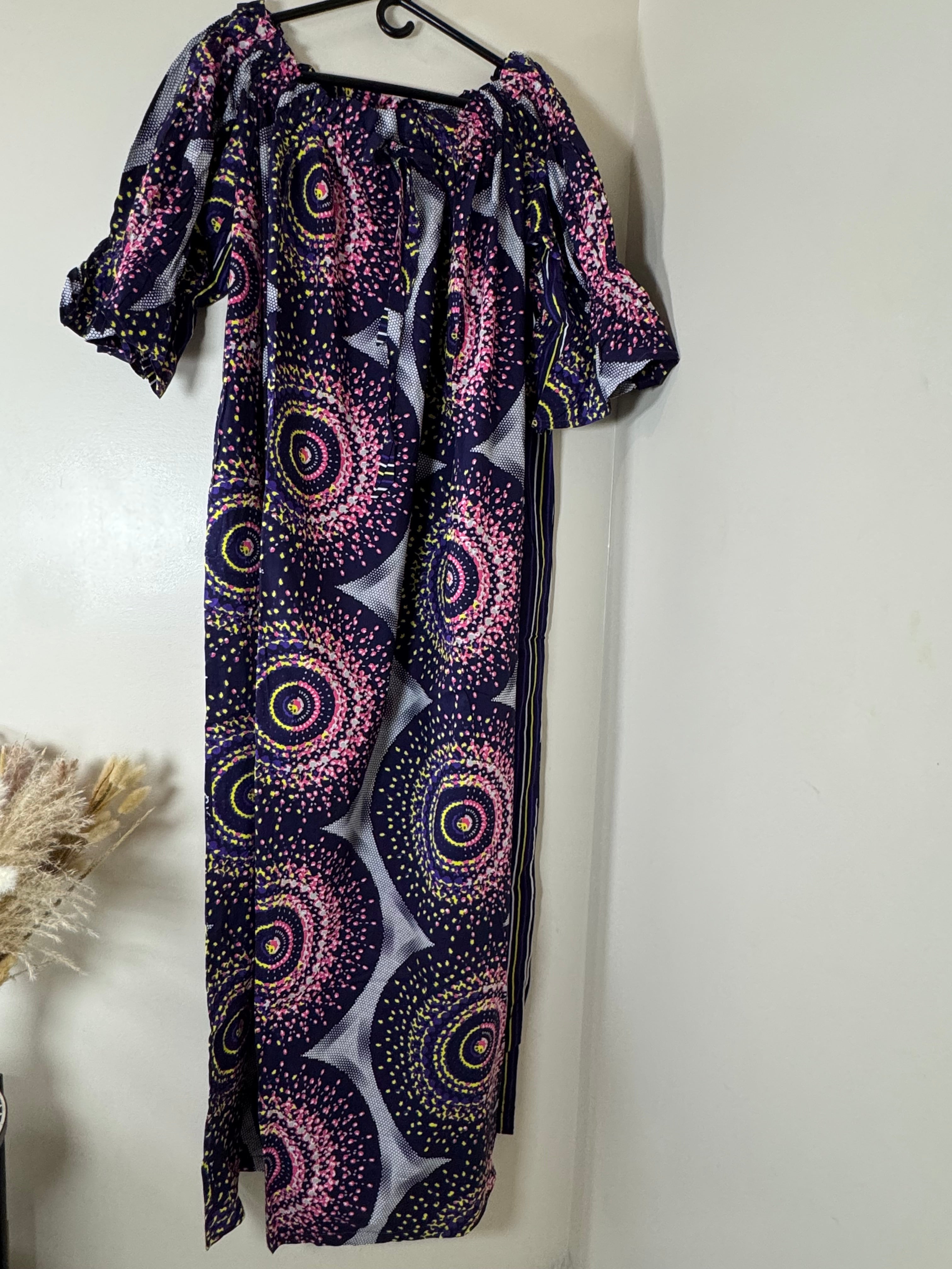 African Print Dress Women’s Fashion. Long Dress with belt and Scarf. 3 Piece sets.
Size: Fits. XL, XXL