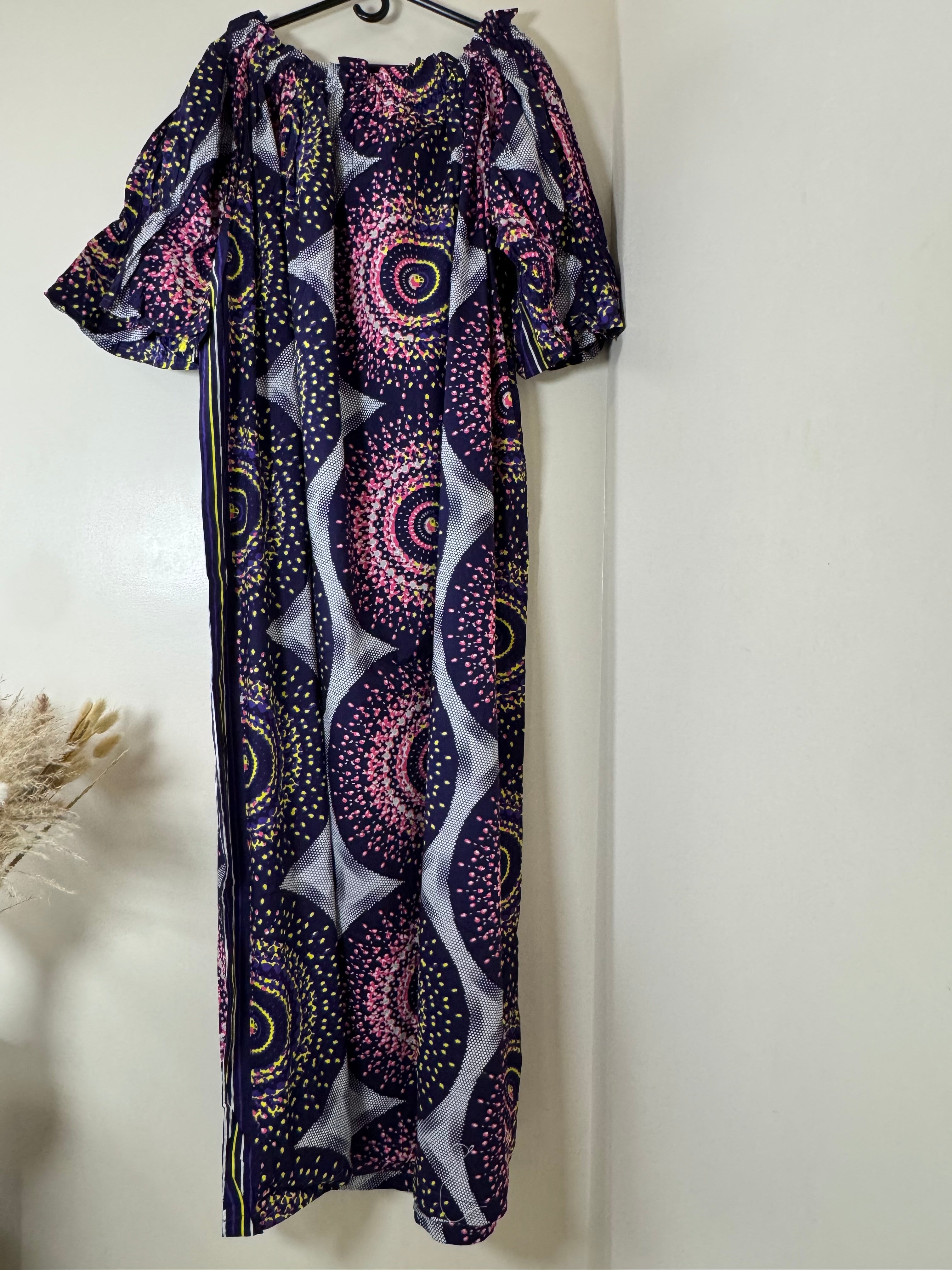 African Print Dress Women’s Fashion. Long Dress with belt and Scarf. 3 Piece sets.
Size: Fits. XL, XXL